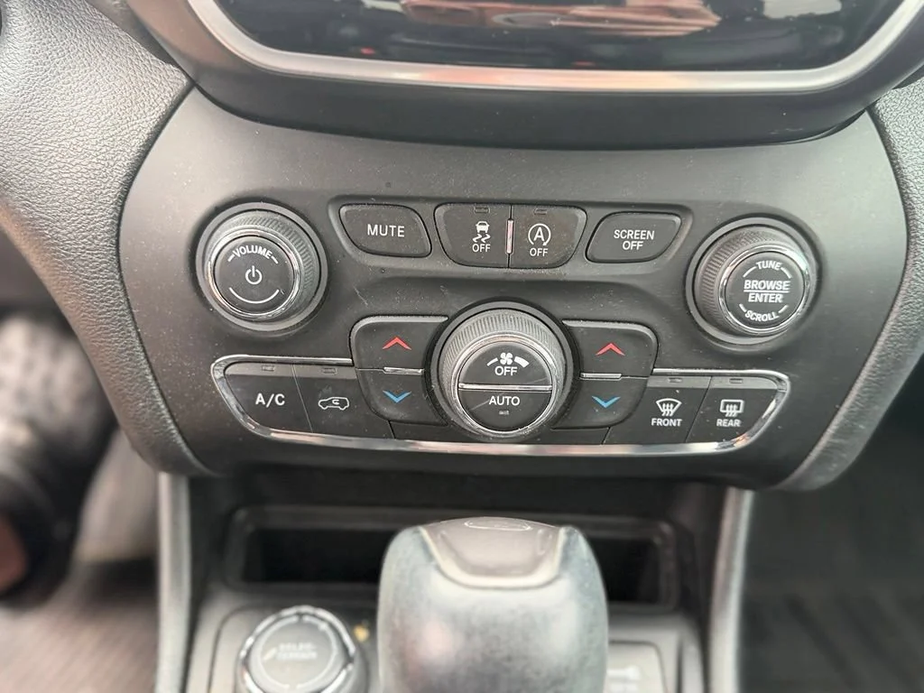 Used 2019 Gray Jeep Limited 4x4 image 30