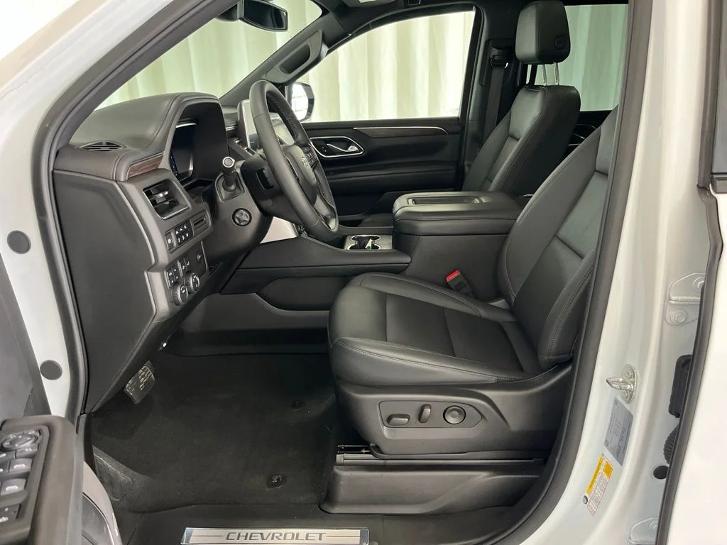 Used 2024 White Chevrolet Z71 image 4