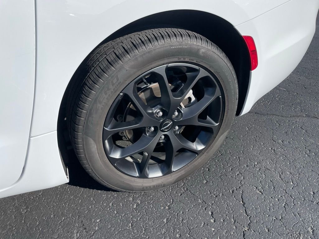Used 2025 White Chrysler Limited image 3