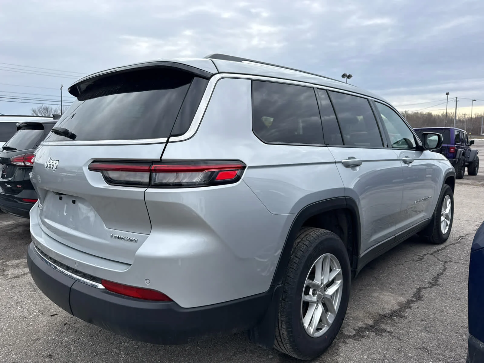 Used 2023 Silver Zynith Jeep Laredo image 4