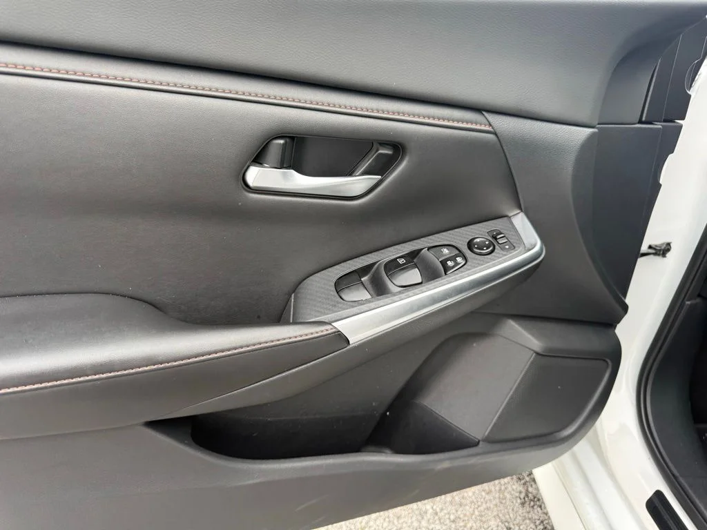 Used 2022 White Nissan SR image 5