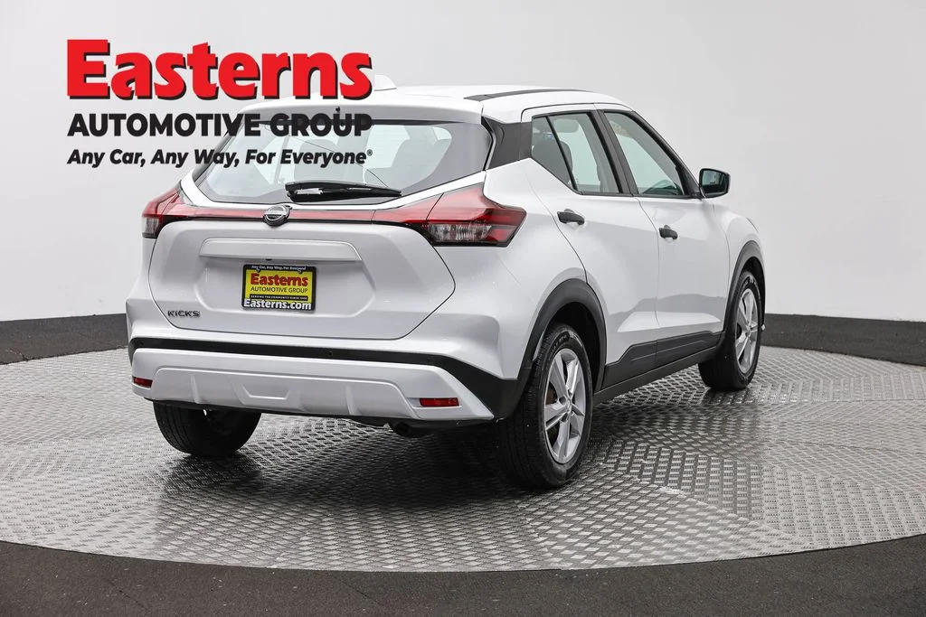 Used 2022 White Nissan S image 5