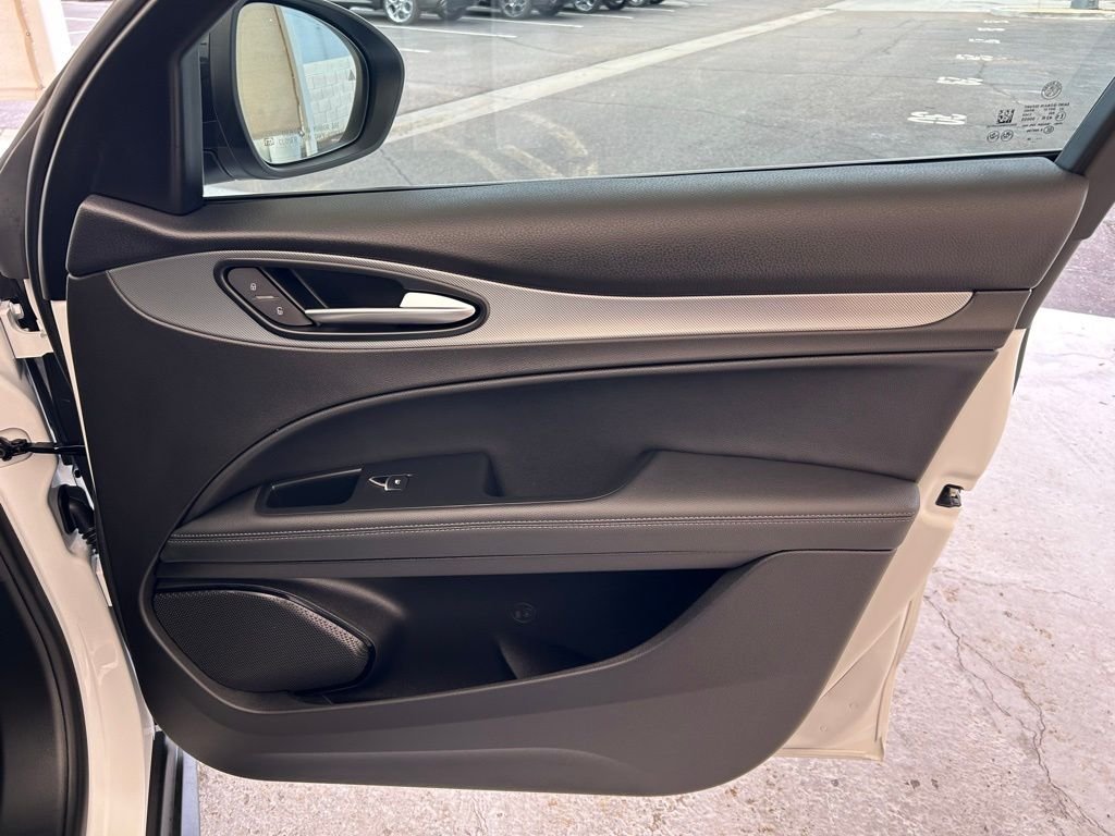New 2025 Milano White Exterior Paint Alfa Romeo Base image 17