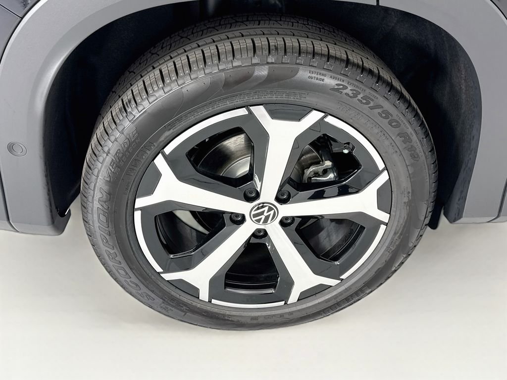 New 2026 Deep Black Pearl Volkswagen SE image 31