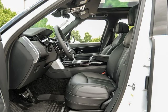 2026 Land Rover Range Rover SE - Photo 3