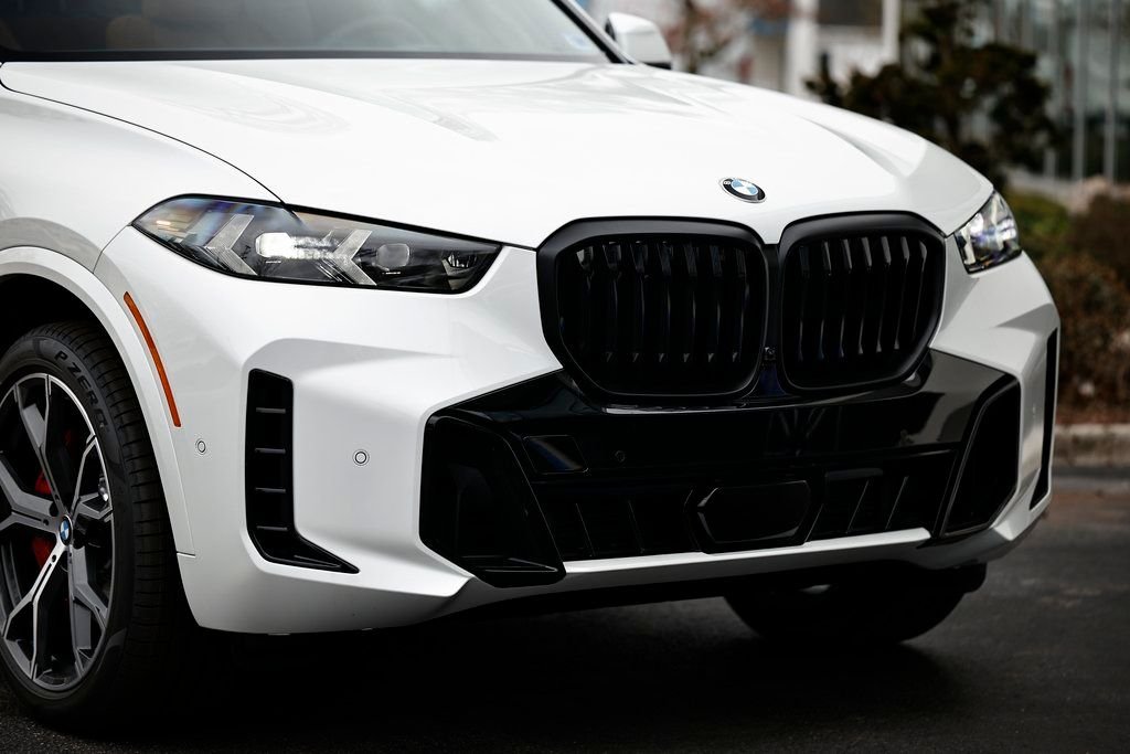 New 2026 Mineral White Metallic BMW sDrive40i image 2