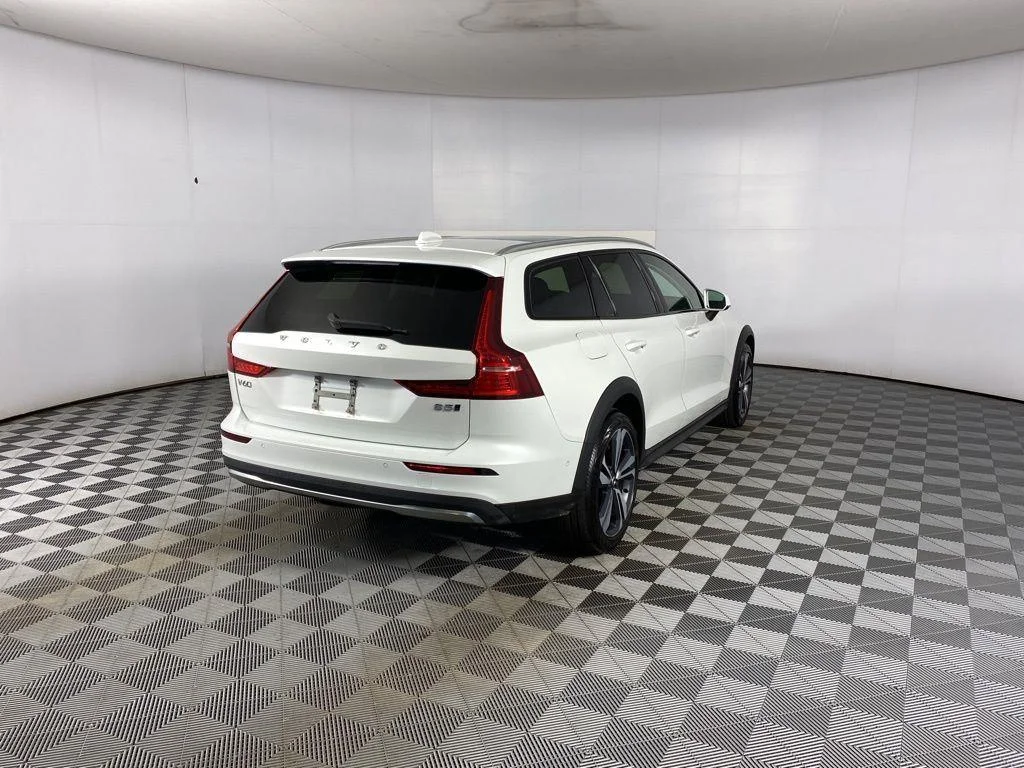 Used 2023 Crystal White Metallic Volvo Plus image 31