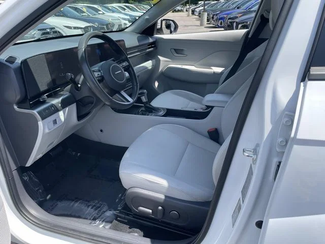 Used 2025 White Hyundai SEL image 21