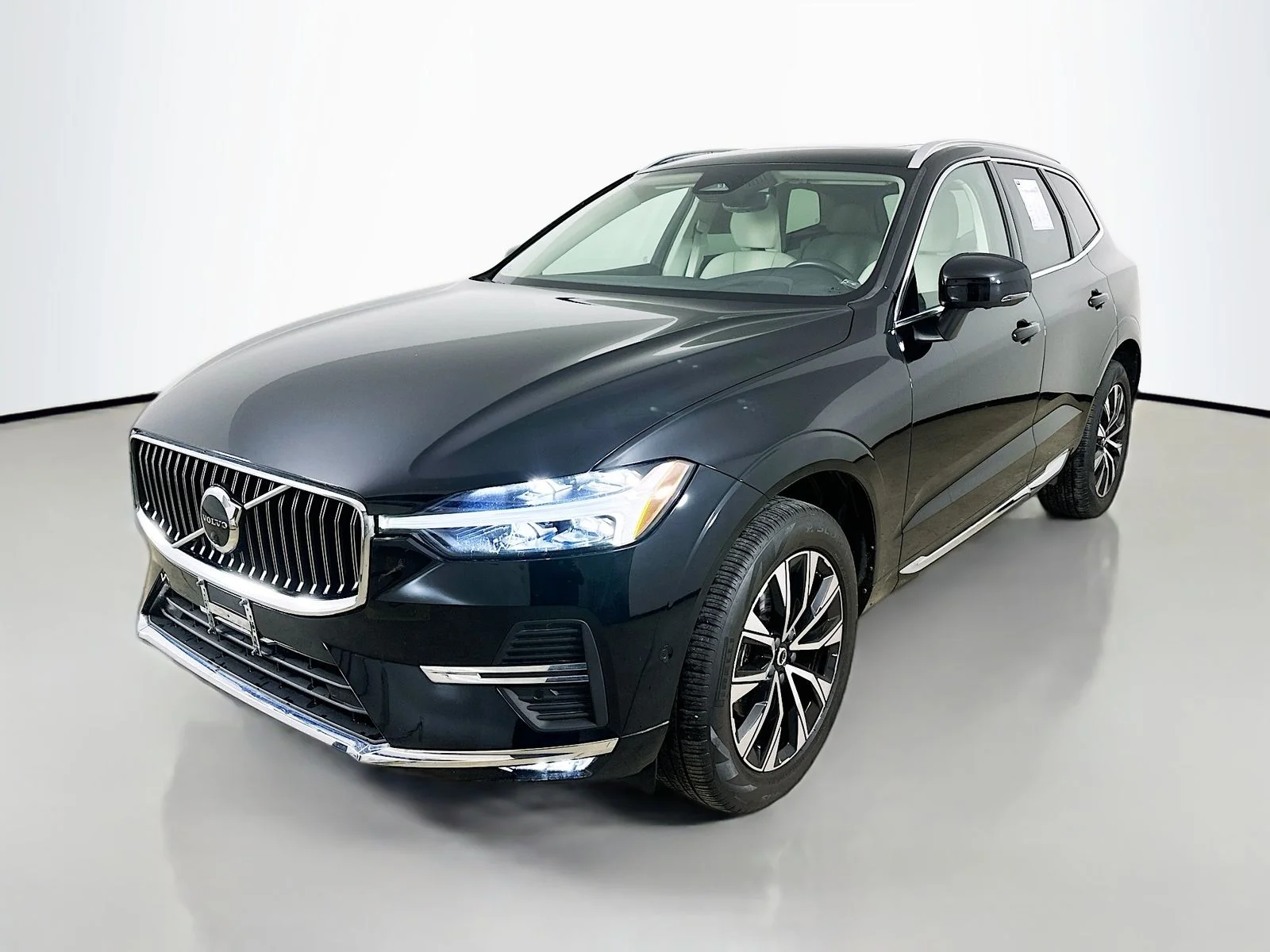 2023 Volvo XC60 B5 Plus Bright Theme AWD's photo