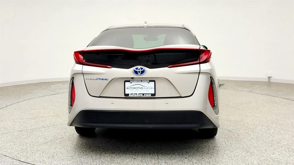 Used 2018 Titanium Glow Toyota Advanced image 6