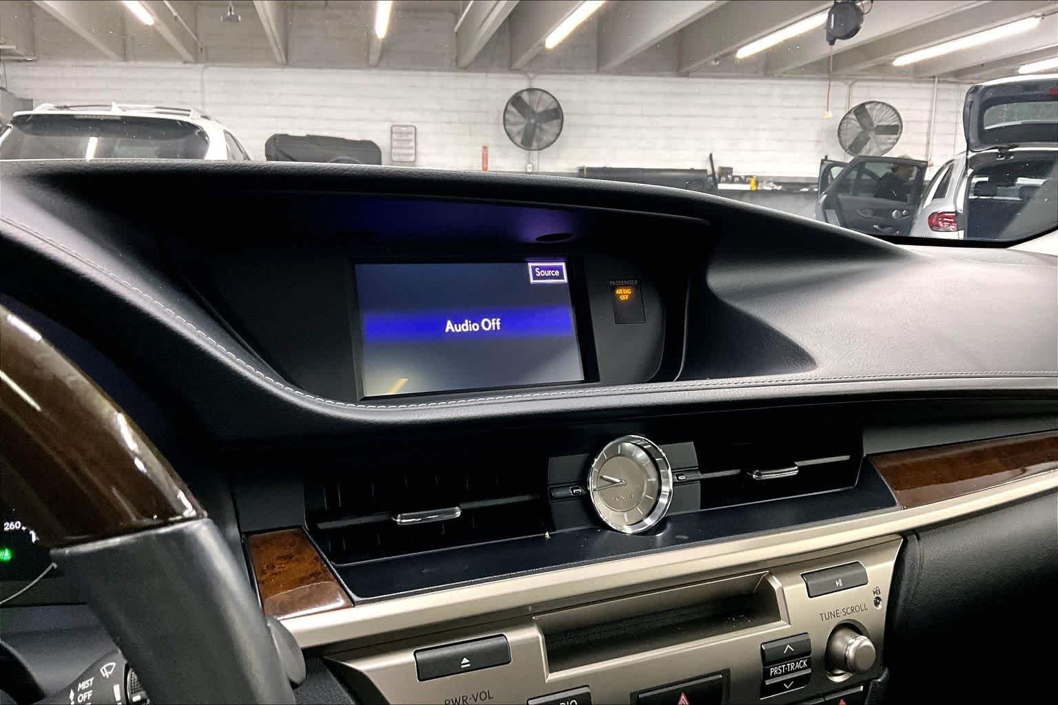 Used 2014 Silver Lining Metallic Lexus  image 34