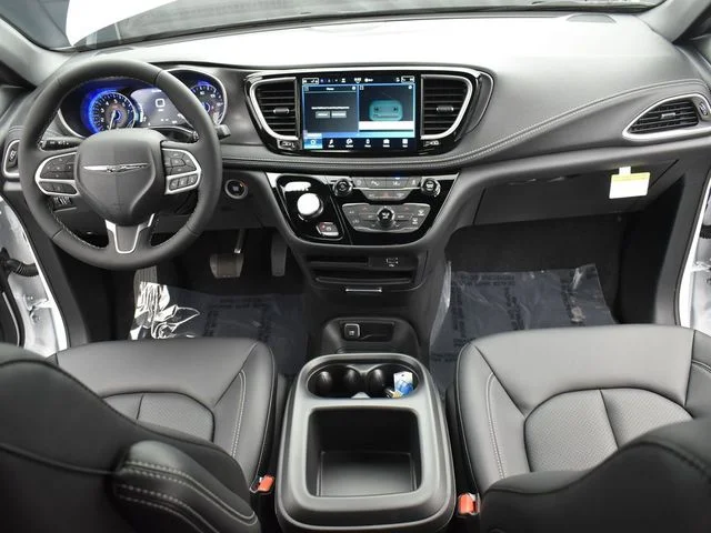 2026 Chrysler Pacifica Select - Photo 11