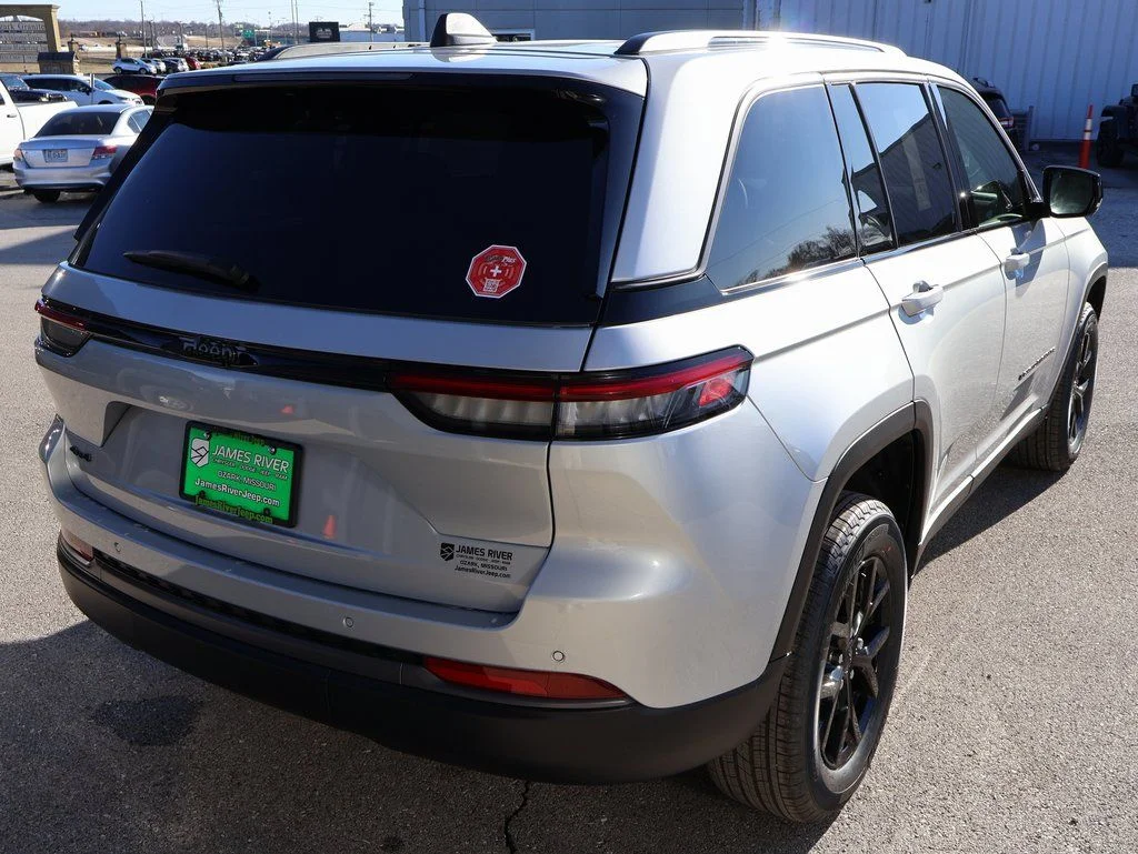 New 2026 Silver Zynith Exterior Paint Jeep Altitude image 5