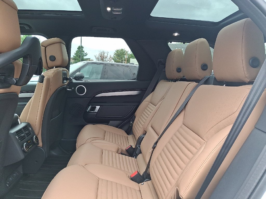 New 2026 Fuji White Land Rover Dynamic SE image 6