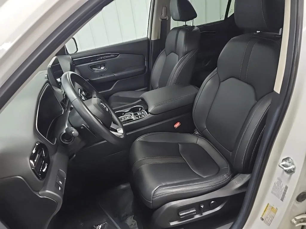 Used 2025 Platinum White Pearl Honda Touring image 31