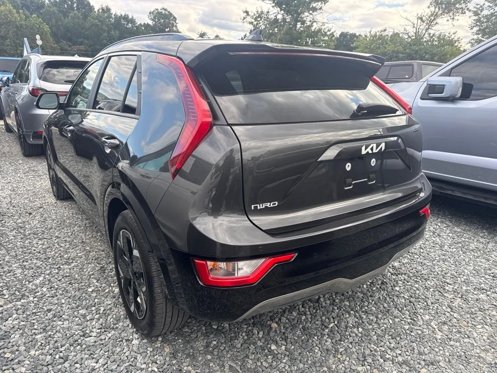 Used 2024 Gray Kia Wind image 4