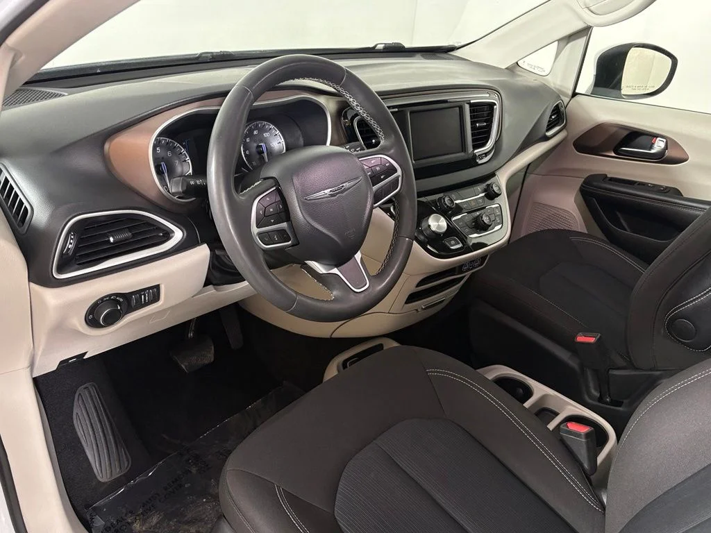 Used 2023 White Chrysler LX image 21