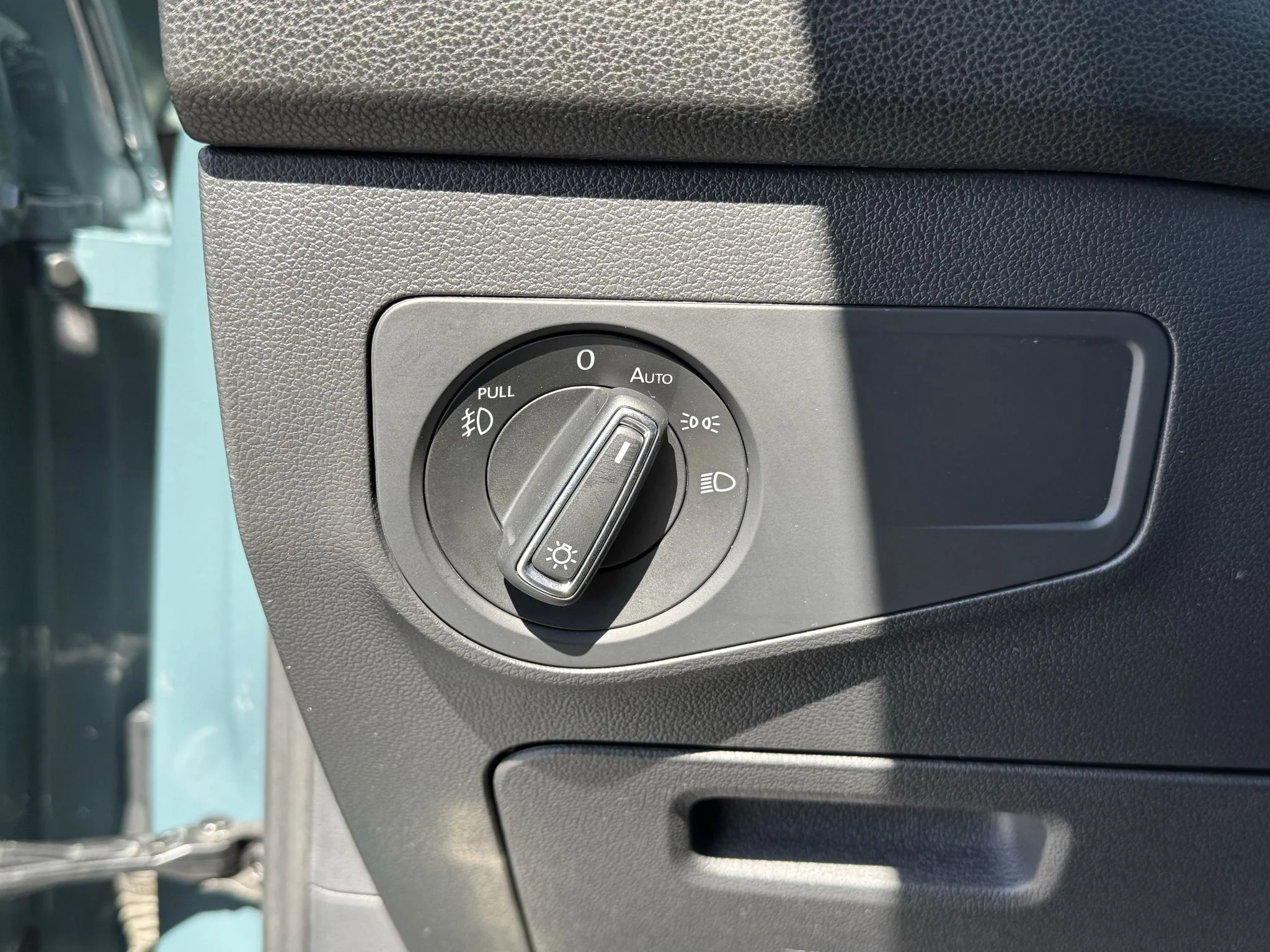 Used 2019 Stone Blue Metallic Volkswagen SEL Premium image 29