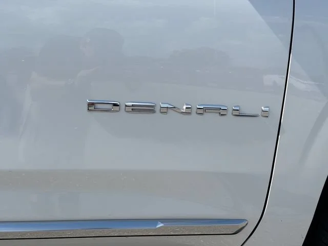 Used 2022 White Frost Tricoat GMC Denali image 50