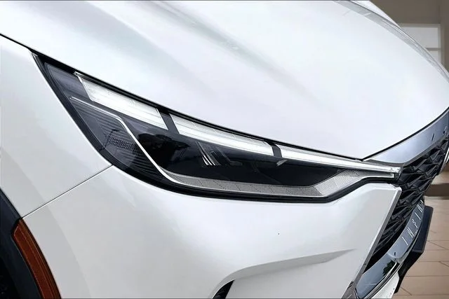 Used 2023 White INFINITI LUXE image 29