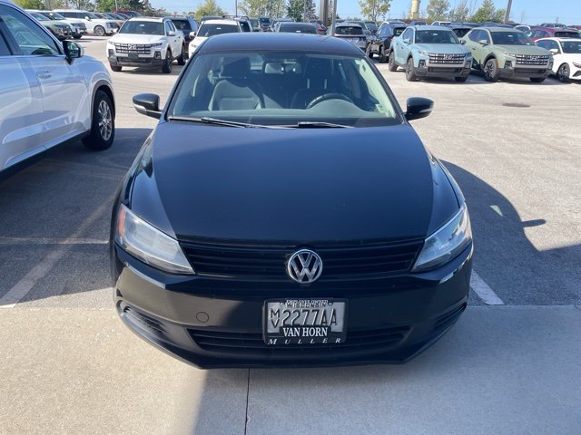 Used 2011  Volkswagen 2.5L SE image 2