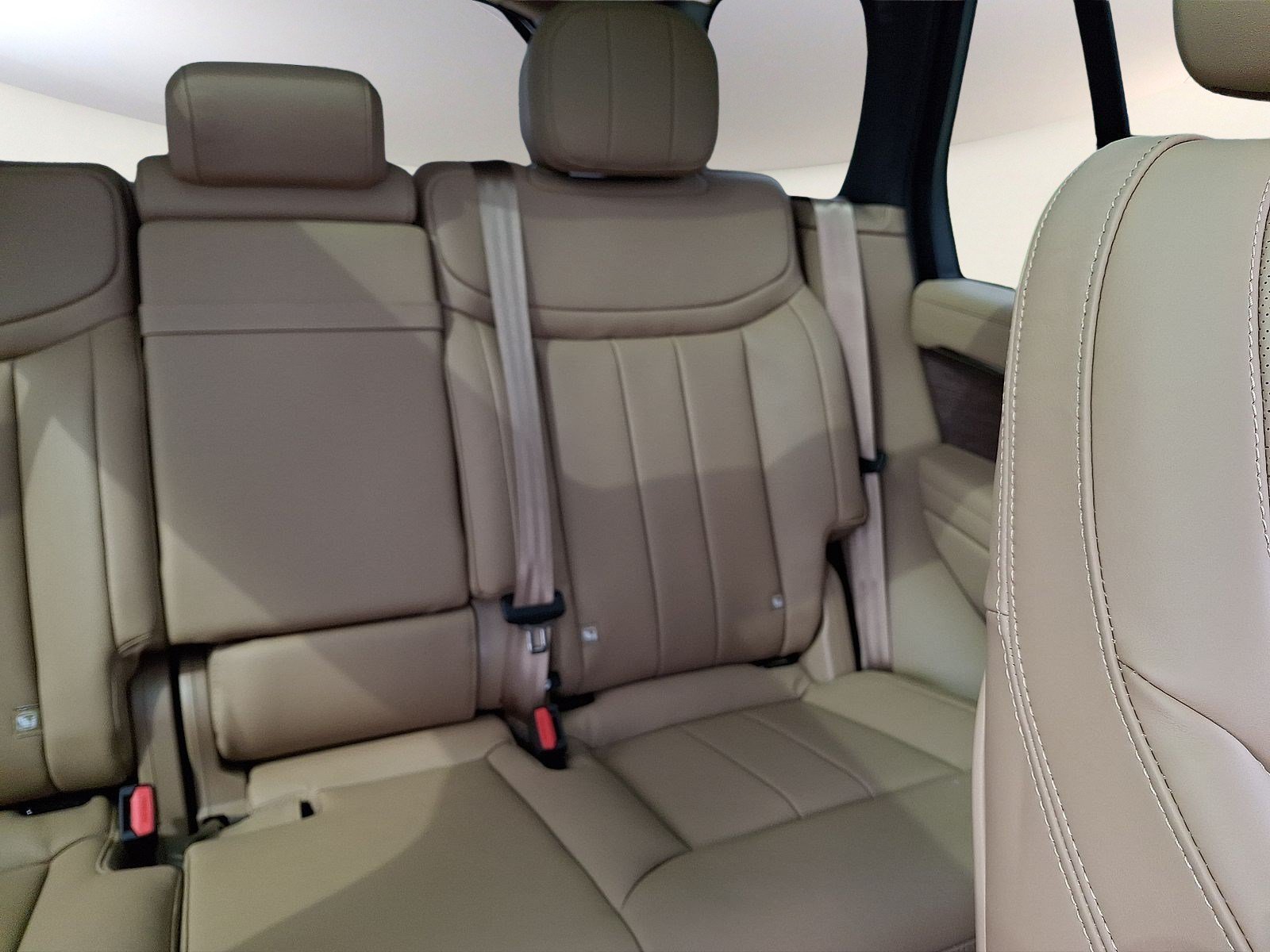 New 2027 Fuji White LAND ROVER SE image 7