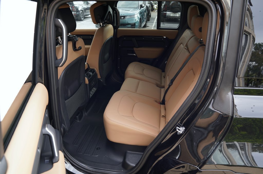 New 2026 Santorini Black Land Rover X-Dynamic SE image 30