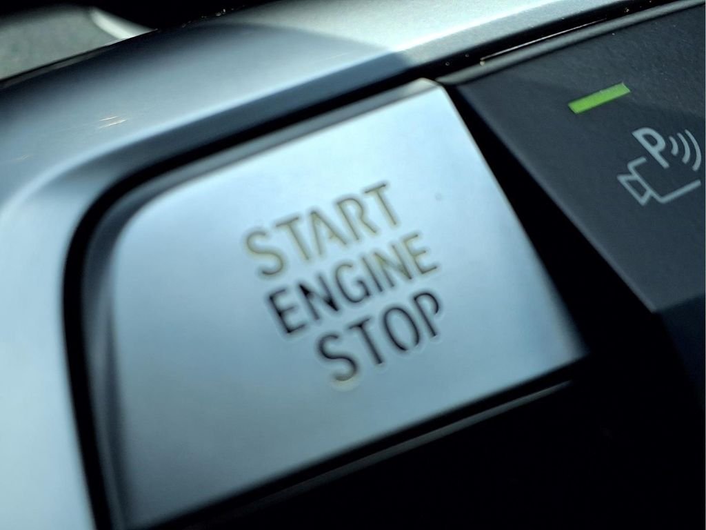 Used 2023 Silver BMW xDrive28i image 16
