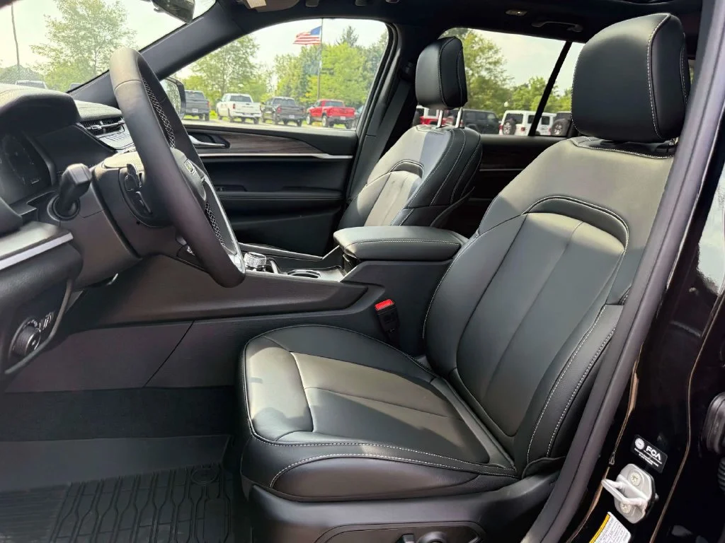 New 2026 Diamond Black Crystal Pearl-Coat Exterior Paint Jeep Limited image 15