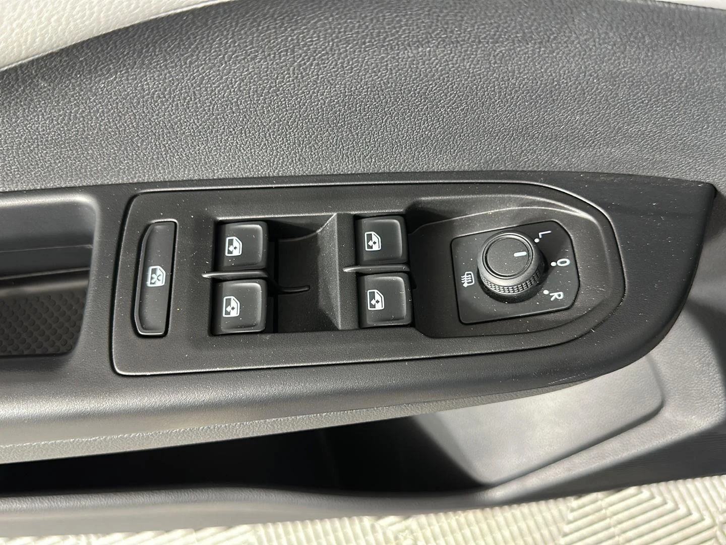 Used 2023 Dusk Blue Metallic Volkswagen SE image 19