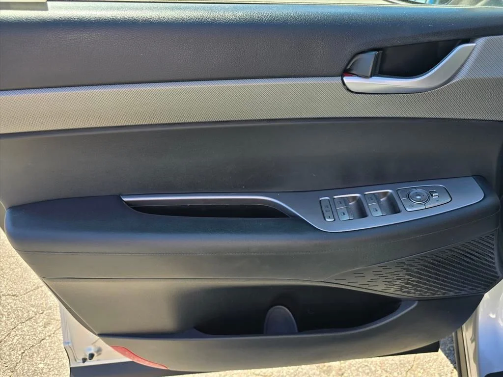 Used 2025 Silver Hyundai SEL image 9