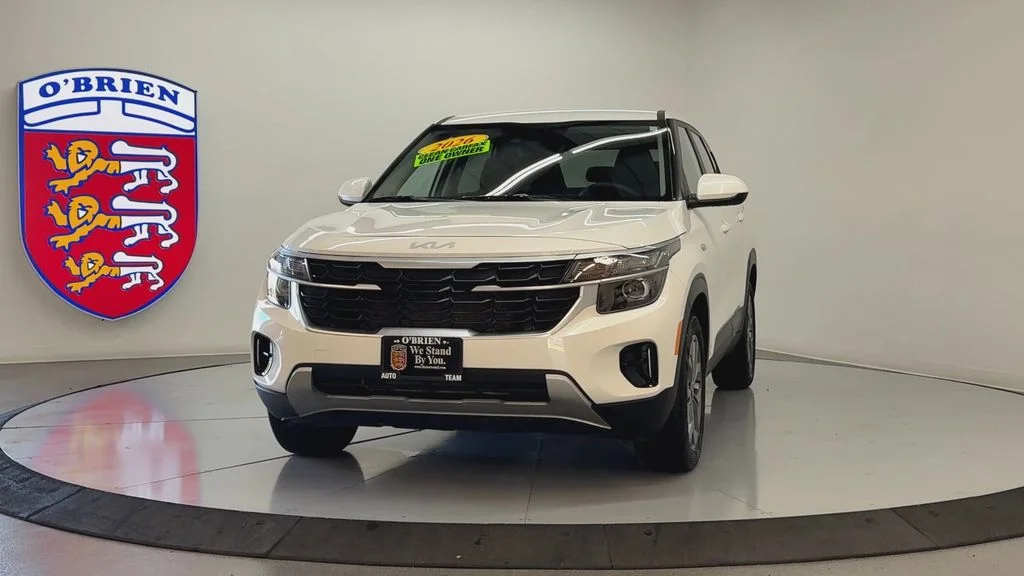 Used 2026 Snow White Pearl Kia LX image 9