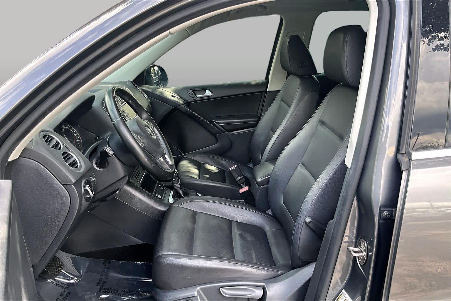 Used 2014 Pepper Gray Metallic Volkswagen SEL image 9