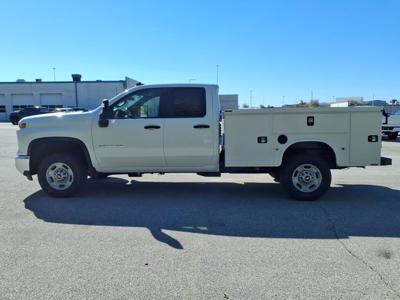 New 2026 Summit White Chevrolet WT image 3