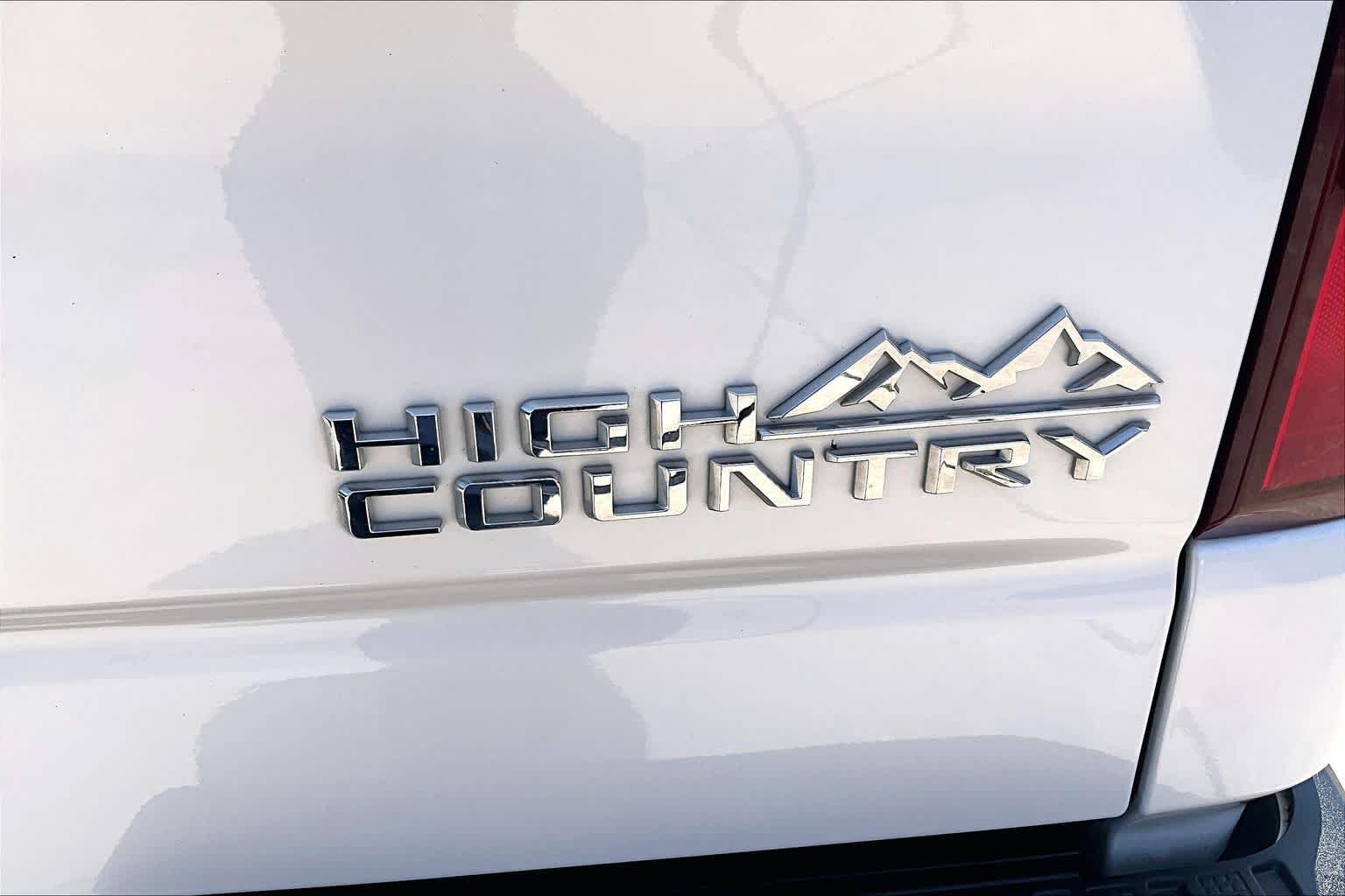 Used 2022 Iridescent Pearl Tricoat Chevrolet High Country image 10