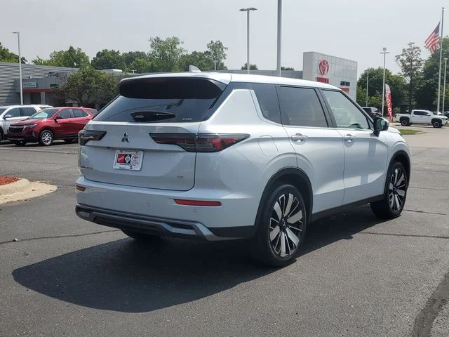 Used 2025  Mitsubishi SE image 28