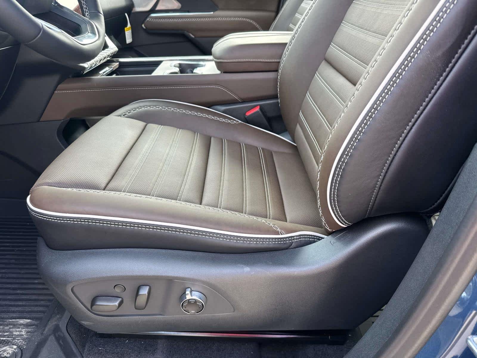 2026 GMC Acadia Denali Ultimate - Photo 11
