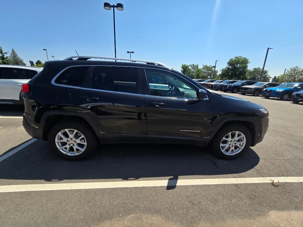Used 2014 Brilliant Black Crystal Pearlcoat Jeep Latitude image 6