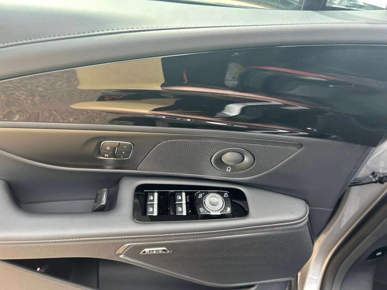 New 2026 Silver Radiance Metallic Clearcoat Lincoln Premiere image 17