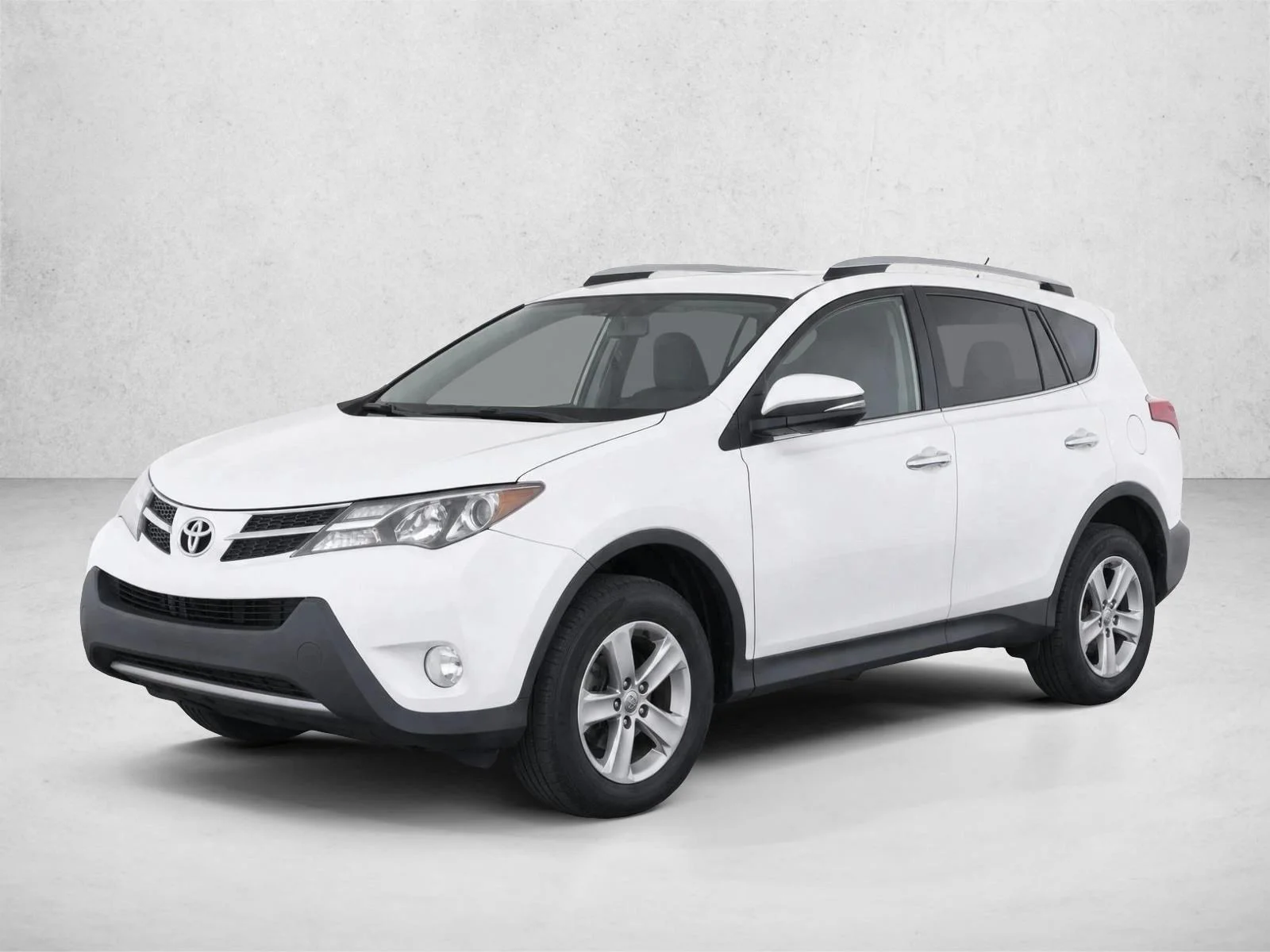 Used 2015 Super White Toyota XLE image 1