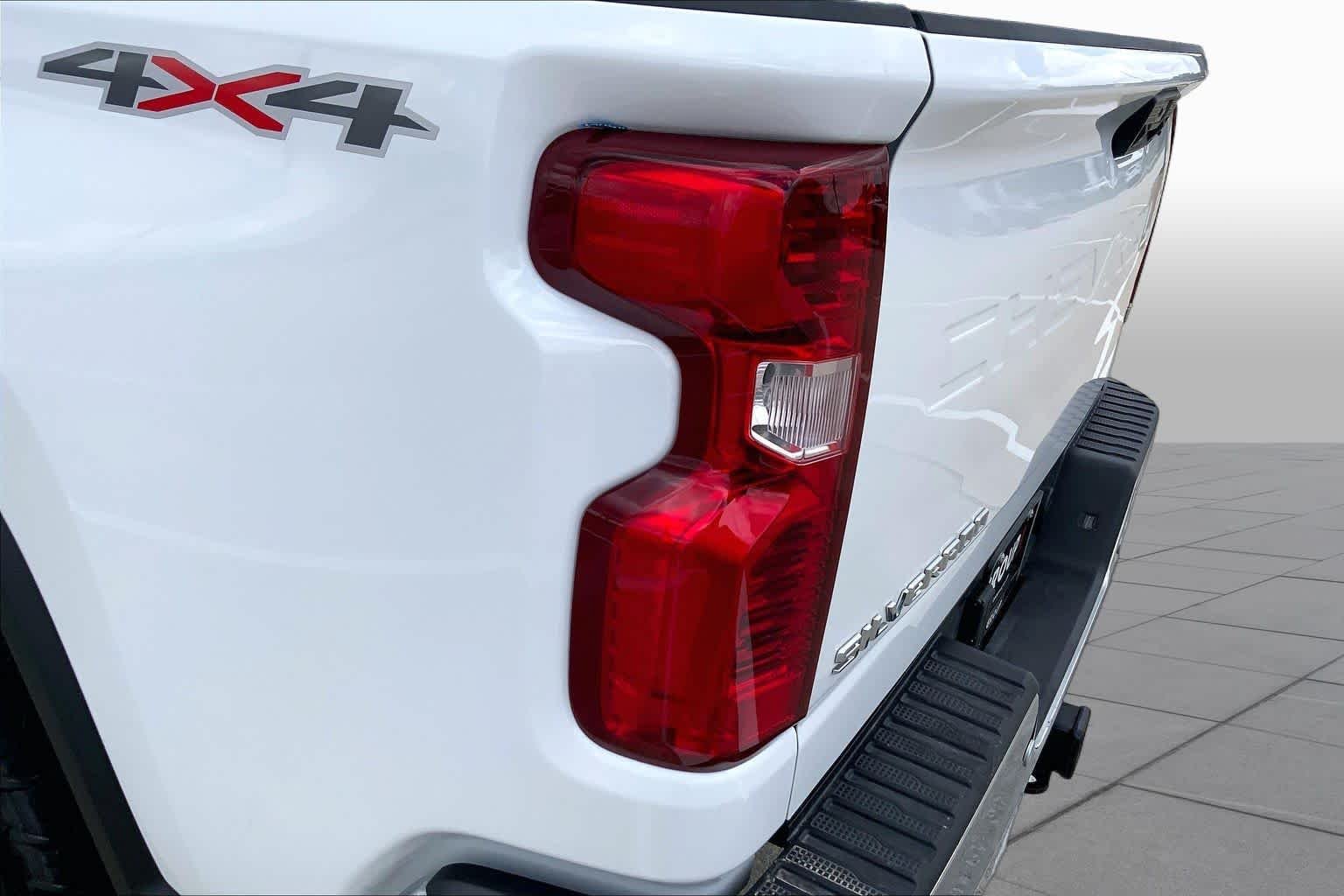 Used 2025 Summit White Chevrolet LT image 27