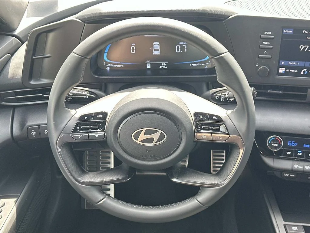 Used 2025 White Hyundai SEL Sport image 20