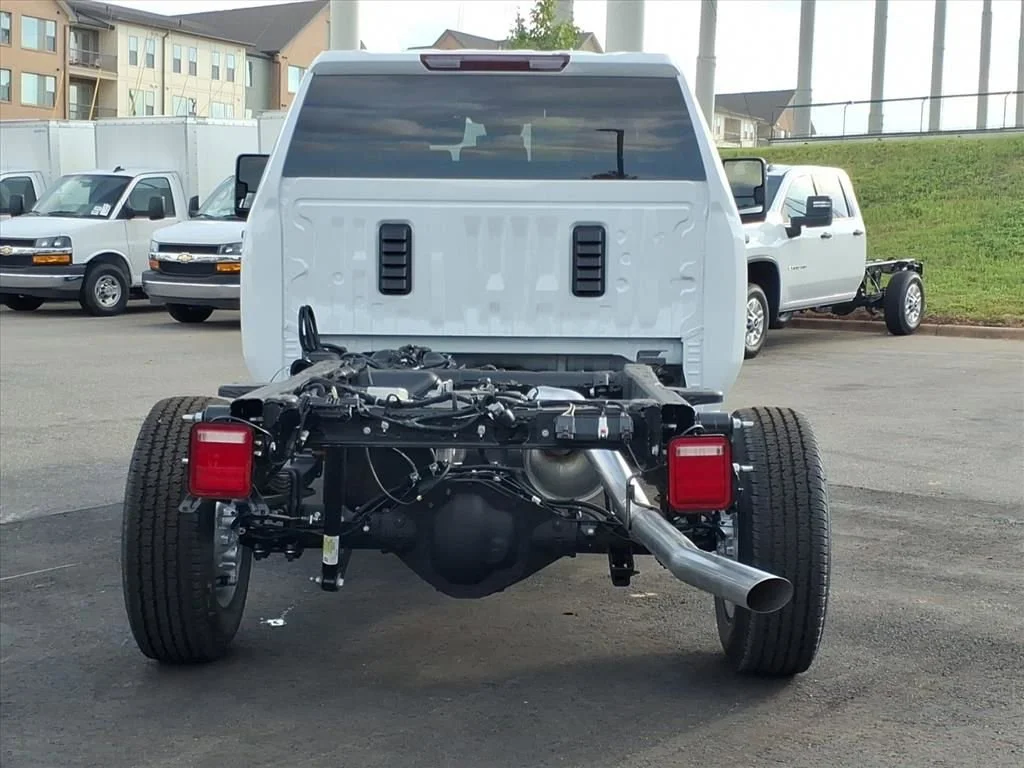 New 2026 Summit White Chevrolet WT image 26
