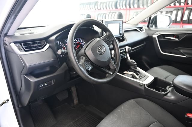Used 2022 White Toyota XLE image 21
