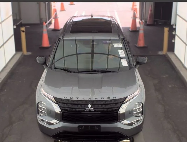 Used 2022 Gray Mitsubishi SE Launch Edition image 3