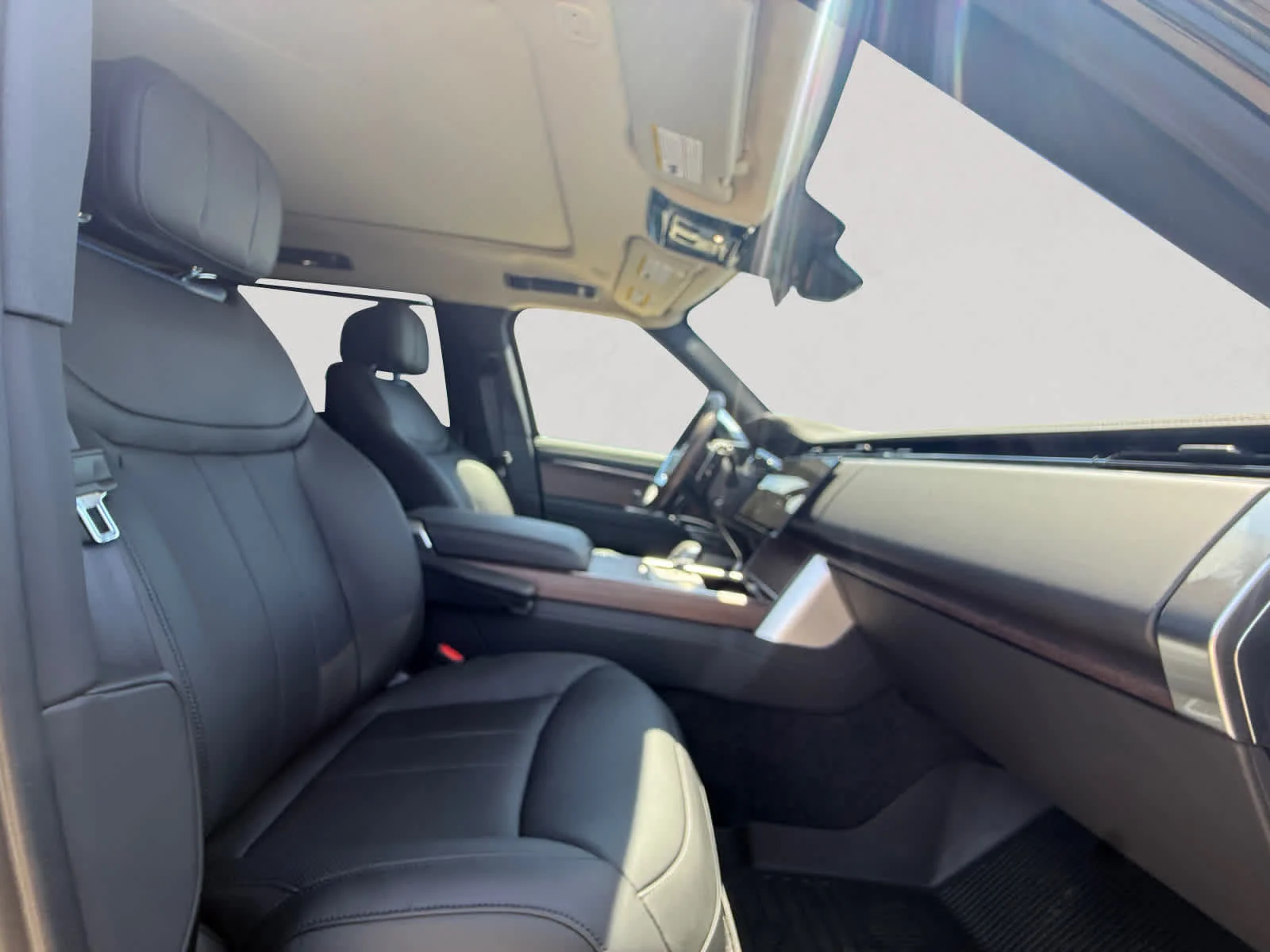 New 2026 Santorini Black Land Rover SE image 15