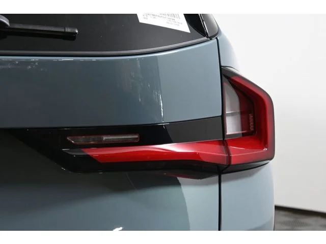New 2026 Cape York Green Metallic BMW xDrive28i image 13