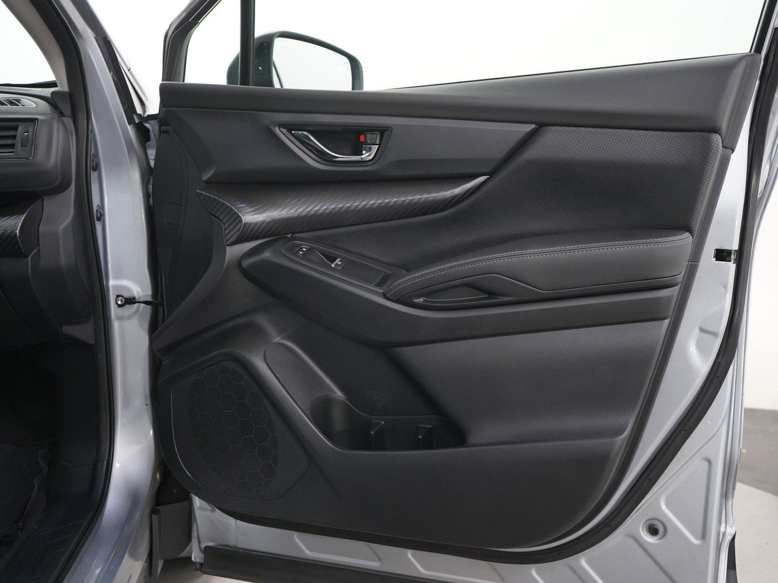 Used 2022 Ice Silver Metallic Subaru Onyx Edition image 9