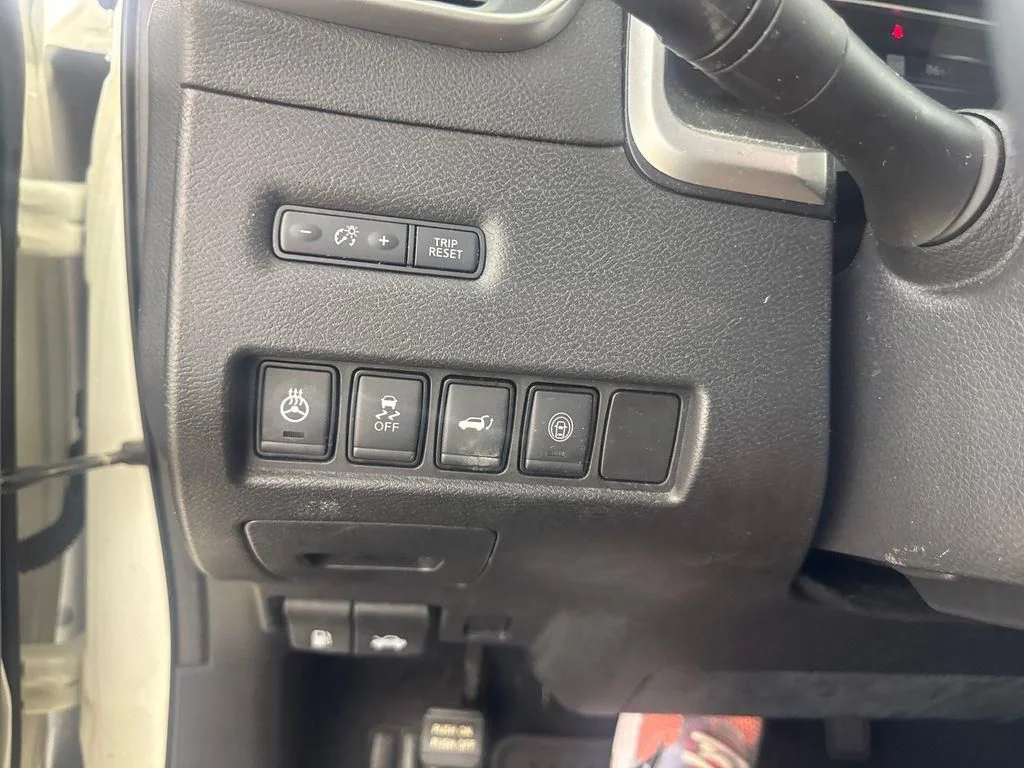 Used 2020 White Nissan SL image 34
