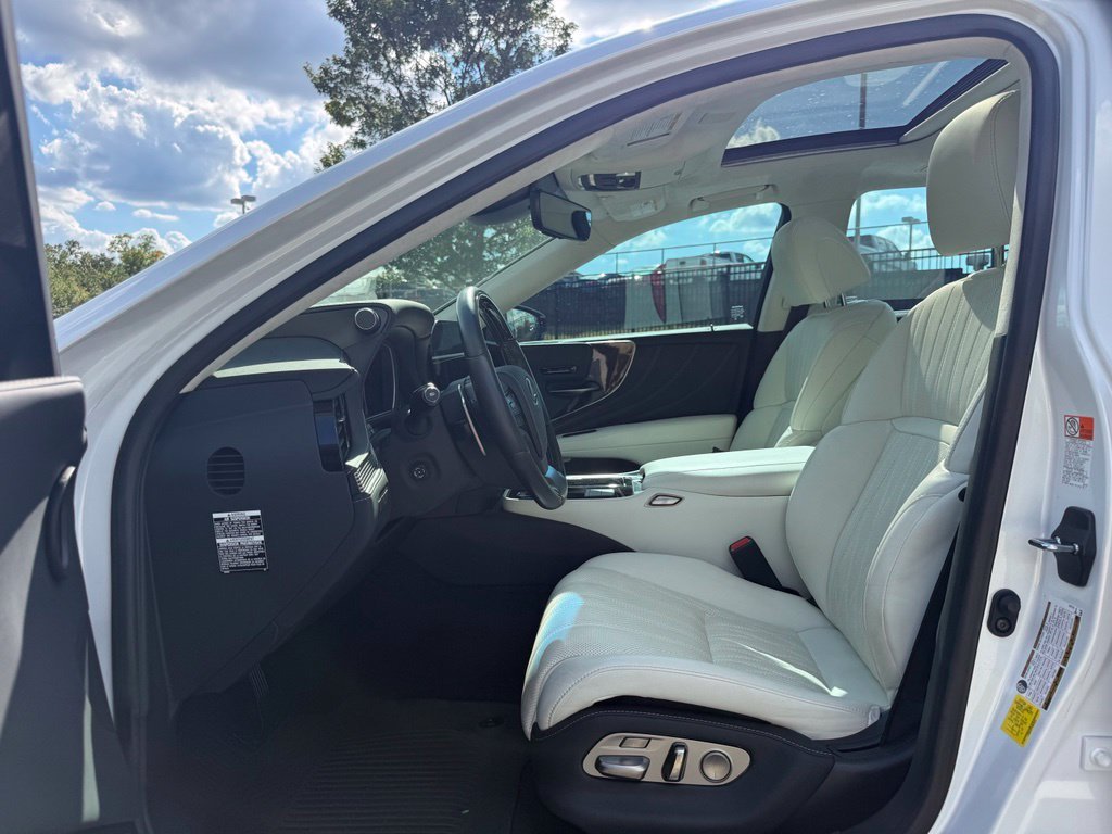 Used 2023 White Lexus 500 image 22